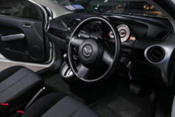 MAZDA 2 5DR สีขาว 2010 full