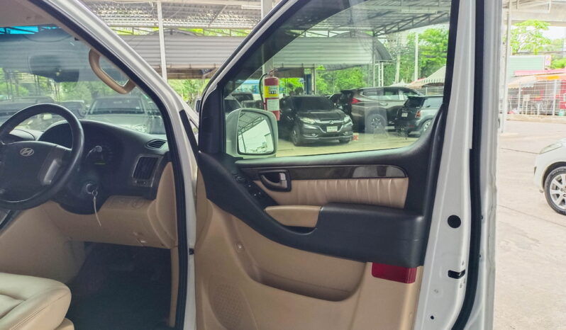 Hyundai Grand Starex Premium VIP สีขาว 2016 full