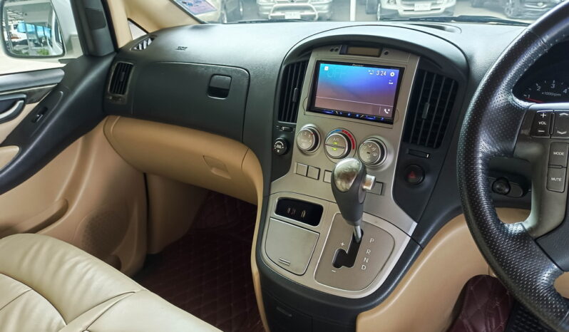 Hyundai Grand Starex Premium VIP สีขาว 2016 full