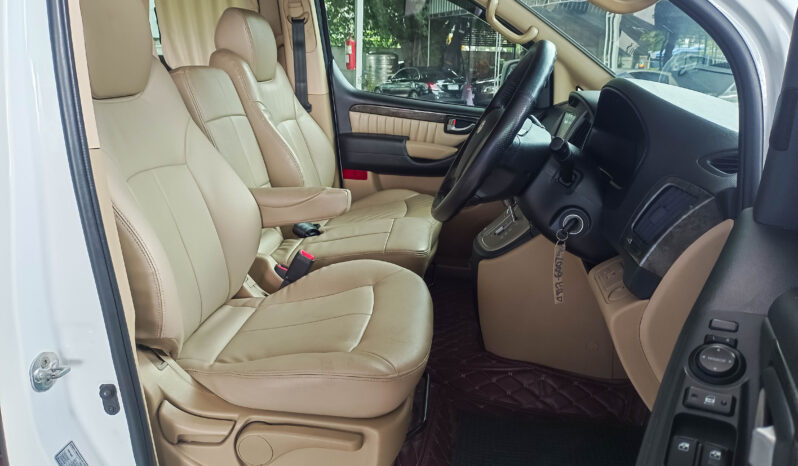 Hyundai Grand Starex Premium VIP สีขาว 2016 full