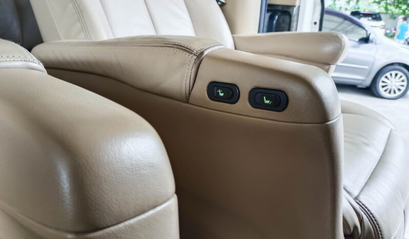 Hyundai Grand Starex Premium VIP สีขาว 2016 full